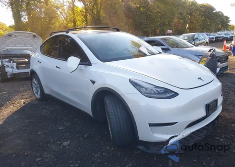 2021 Tesla Model Y Performance Dual Motor All-Wheel Drive/Standard Range Rear-Wheel Drive z USA, uszkodzony, nr VIN 5YJYGAED9MF176519